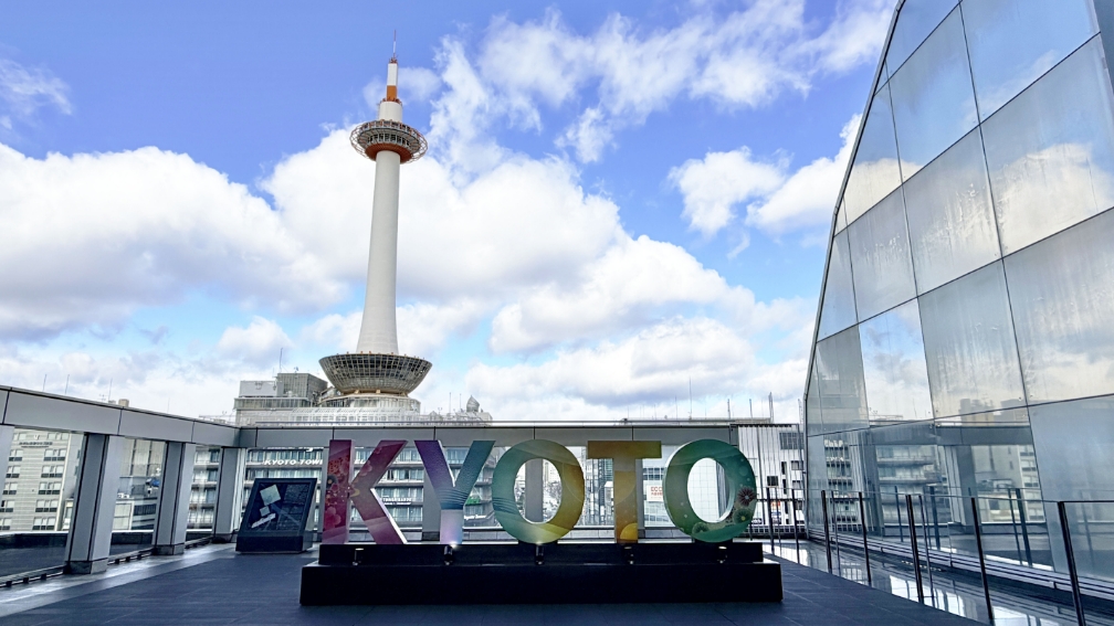 四季のモニュメントが映える！烏丸小路広場